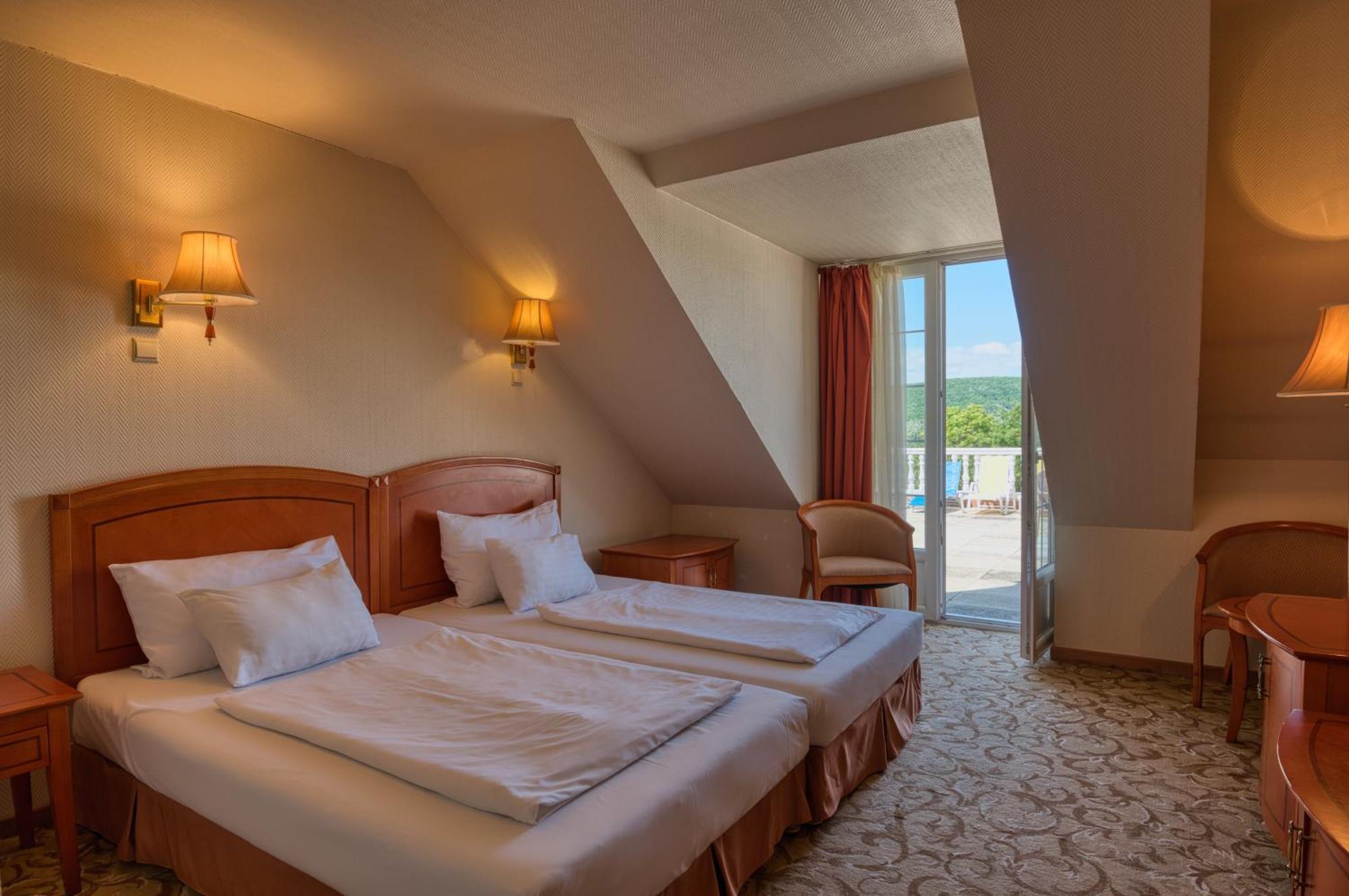 Hotel Bellevue Esztergom Exterior photo