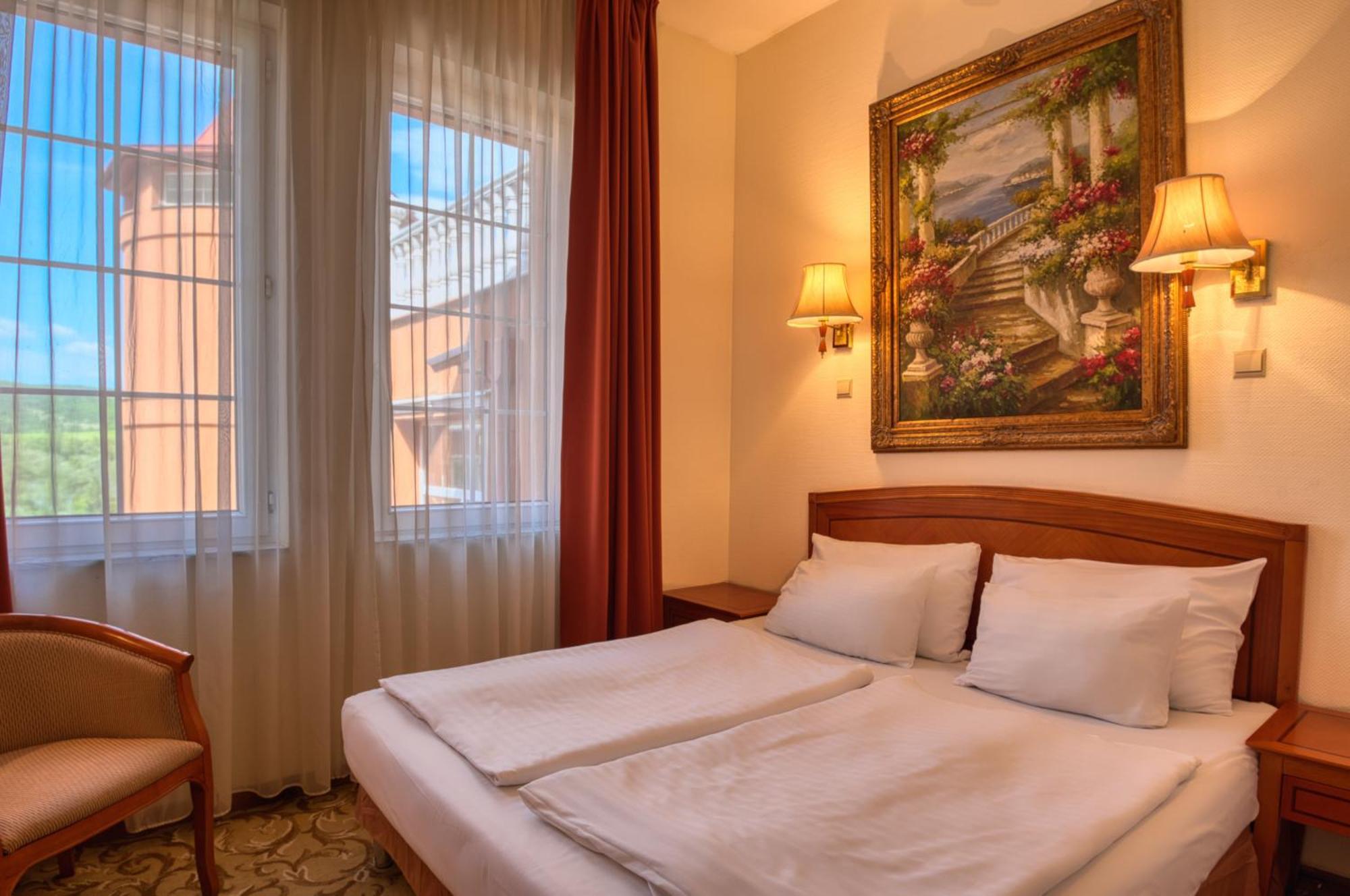 Hotel Bellevue Esztergom Exterior photo