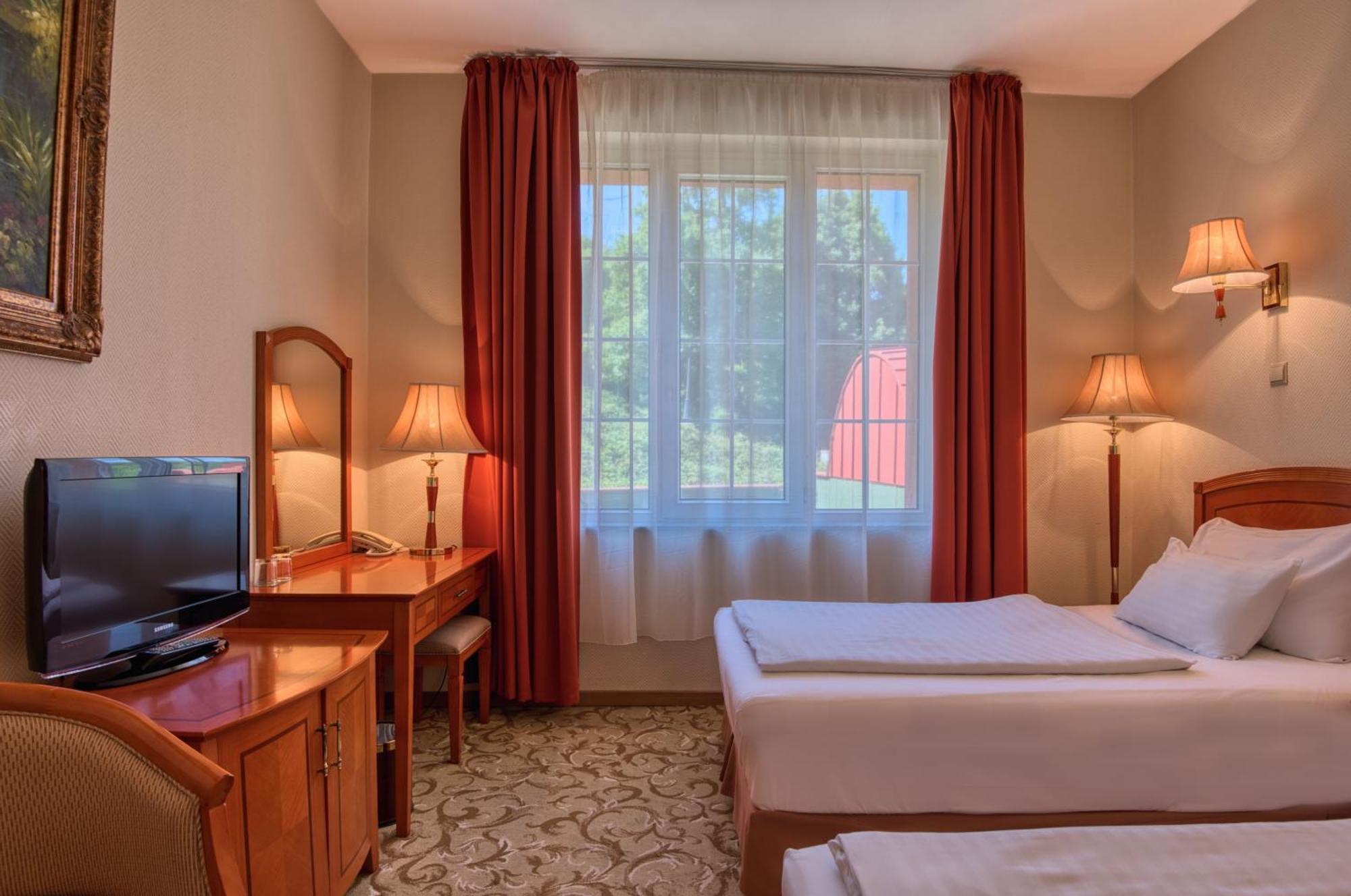 Hotel Bellevue Esztergom Exterior photo