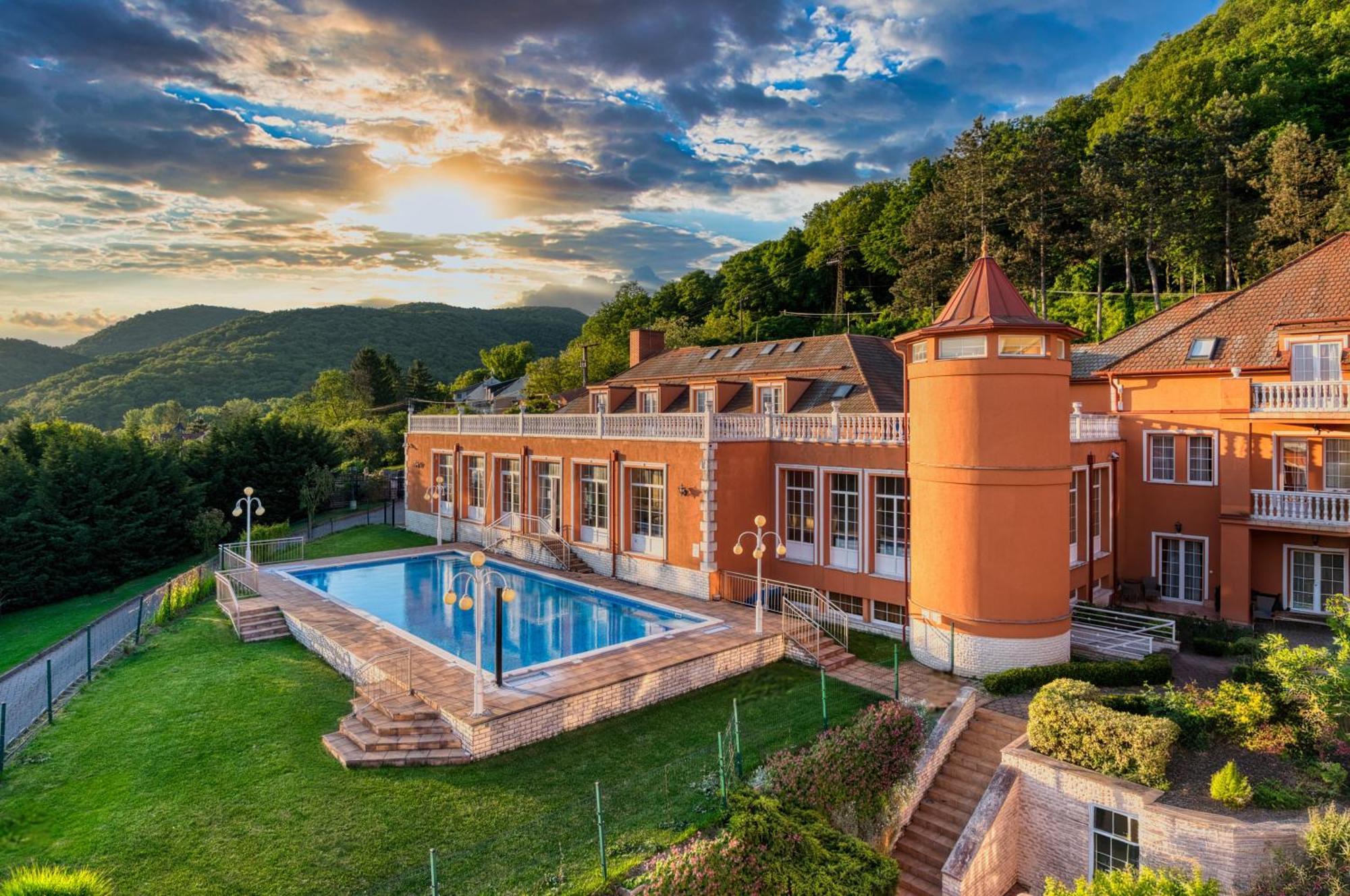 Hotel Bellevue Esztergom Exterior photo