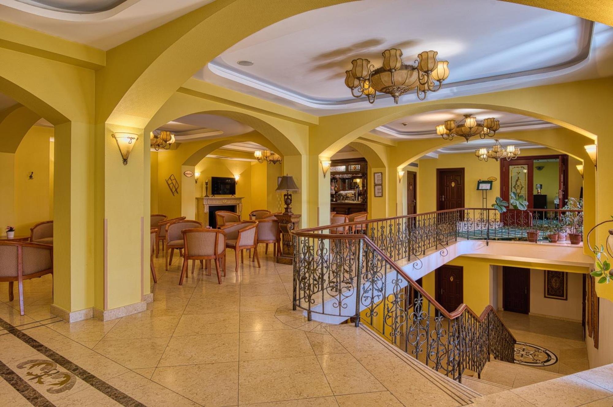 Hotel Bellevue Esztergom Exterior photo